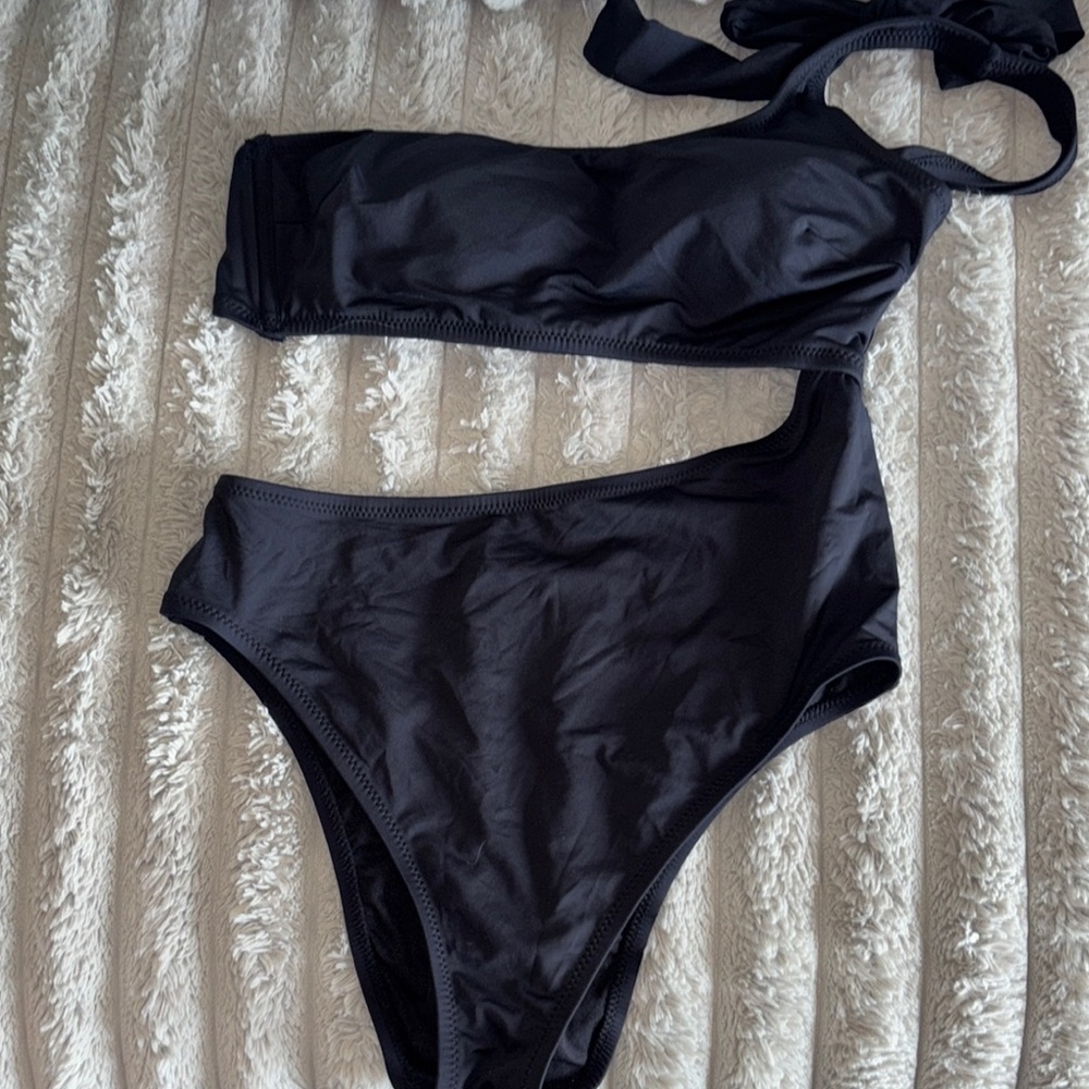 NWOT Shade and Shore one piece off the shoulders swimsuit Size L 🖤